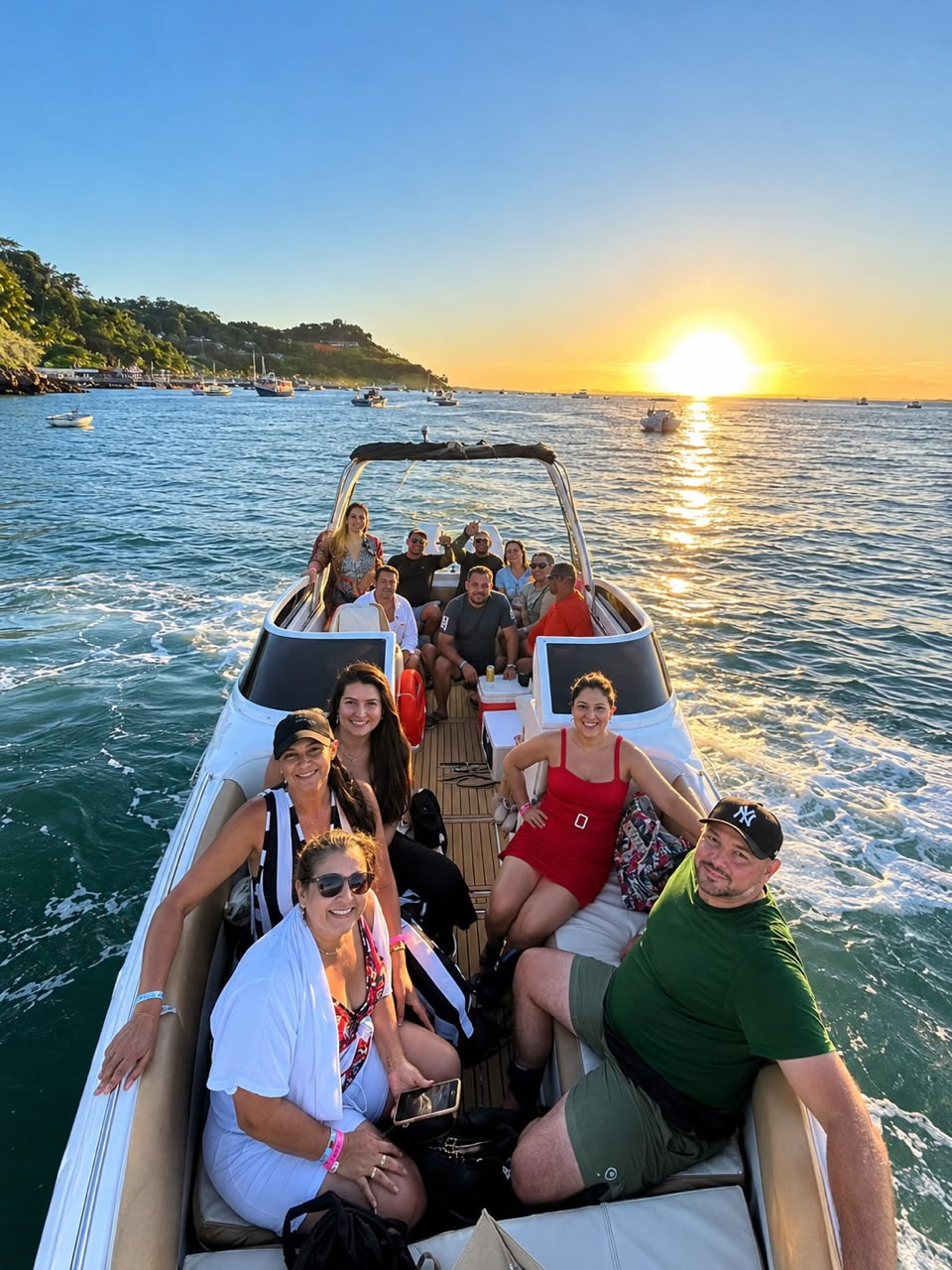 Grupo de clientes em uma lancha durante o pôr do sol
