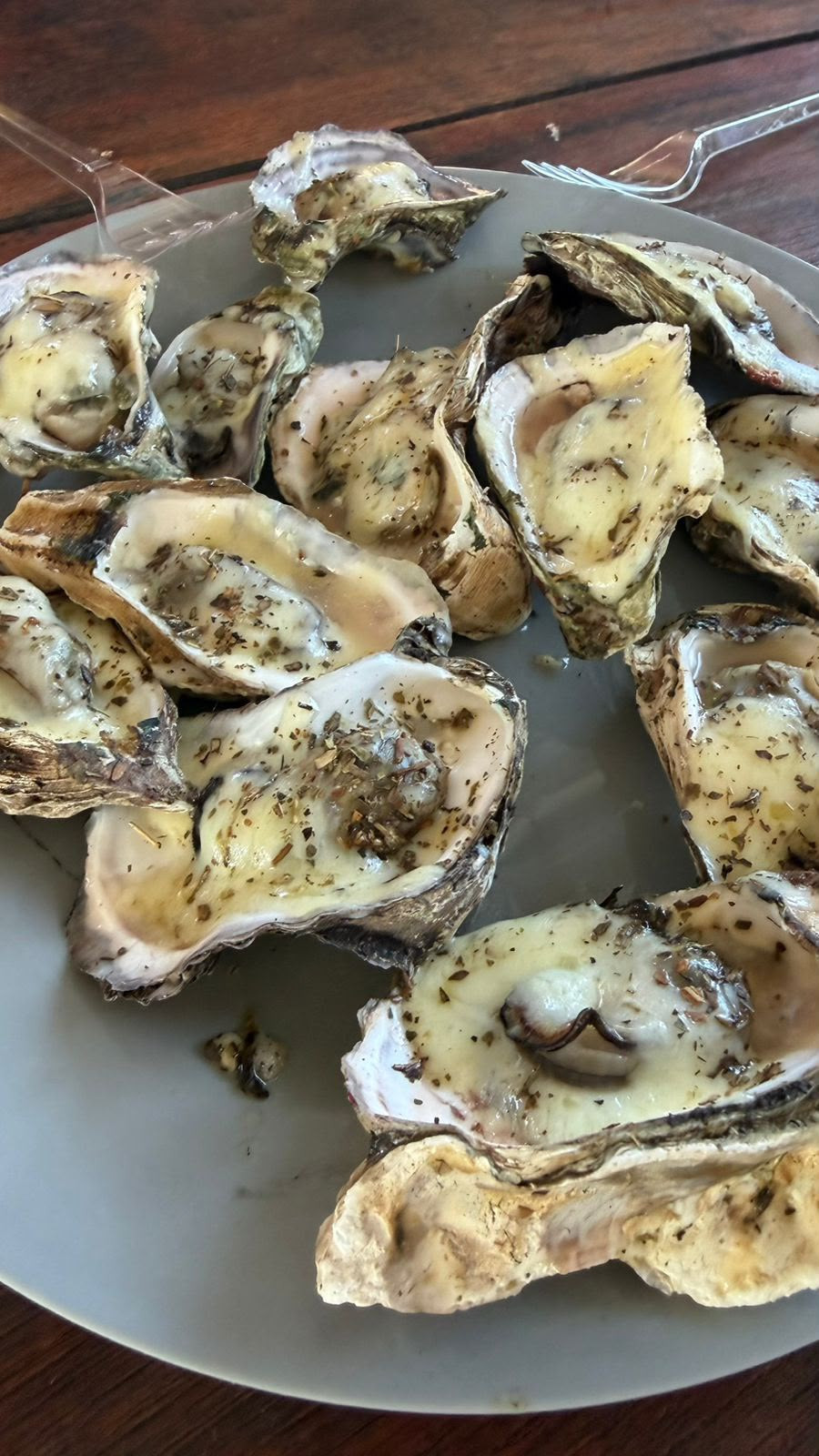 Prato de ostras gratinadas servido durante o passeio